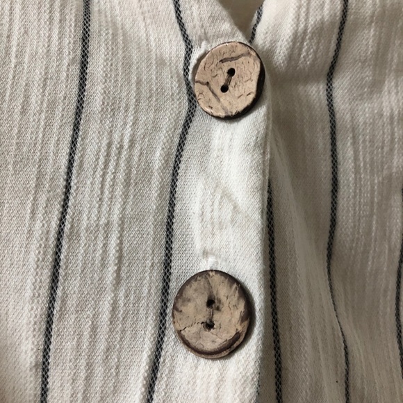 BERSHKA V neck tie front striped white top - Picture 6 of 9